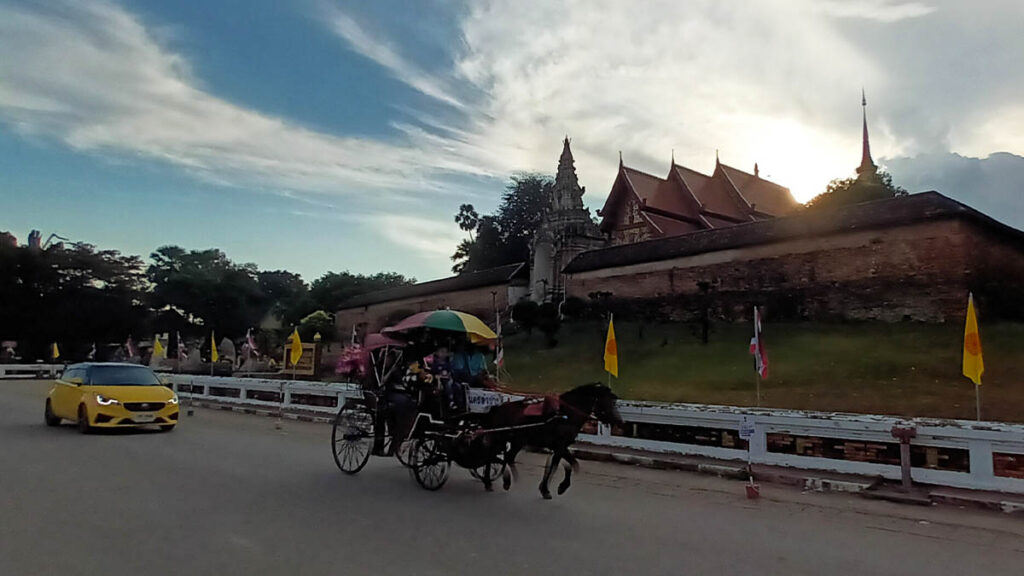 Wat Phra That Lampang Luang y calesa al atardecer en Lampang, en el norte de Tailandia