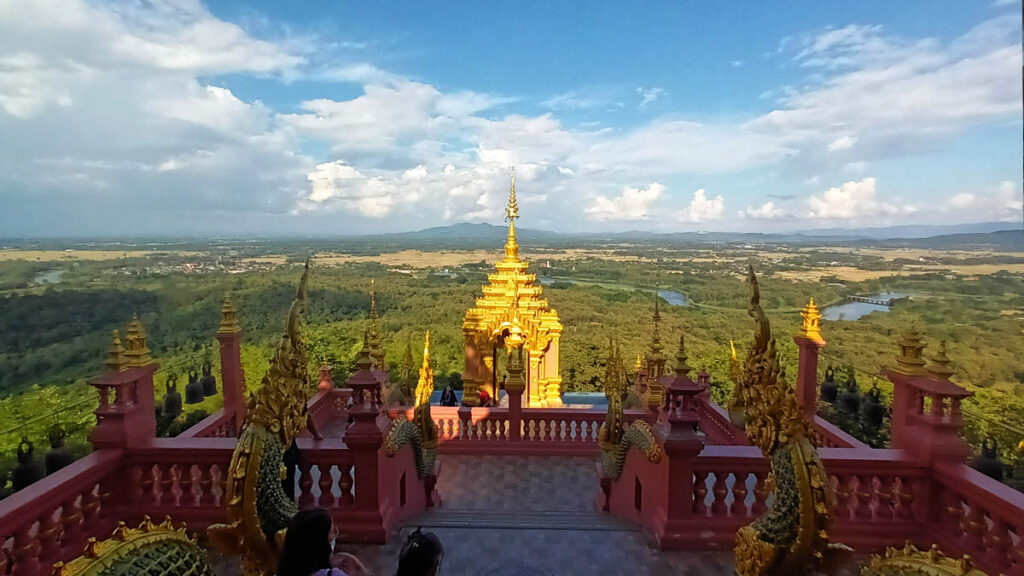 Vista desde un templo sobre los paisajes de Lampang y las montañas del norte de Tailandia