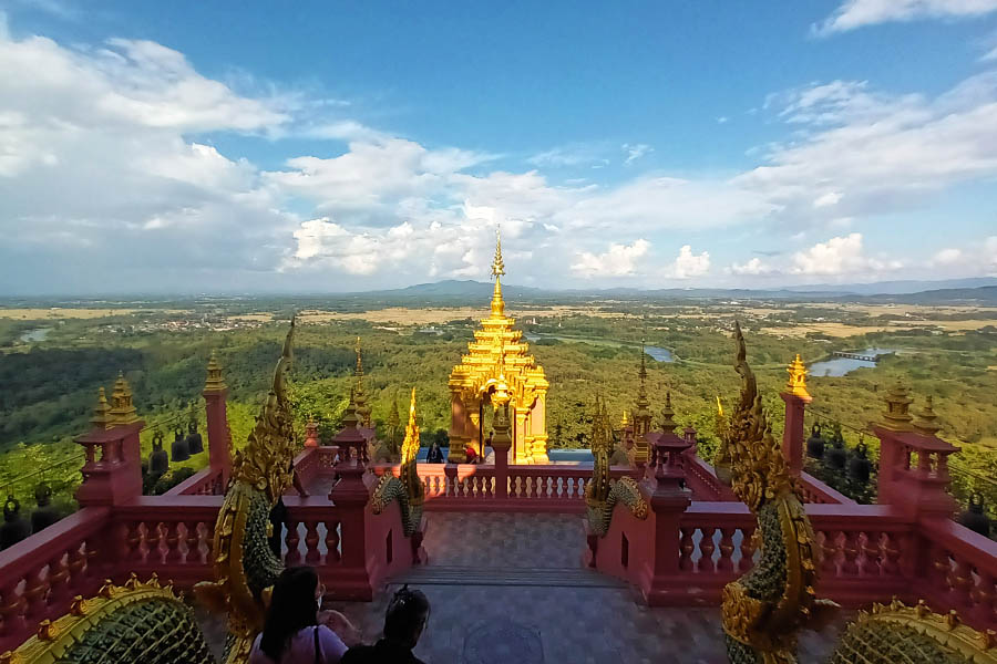 Vista desde un templo sobre los paisajes de Lampang y las montañas del norte de Tailandia