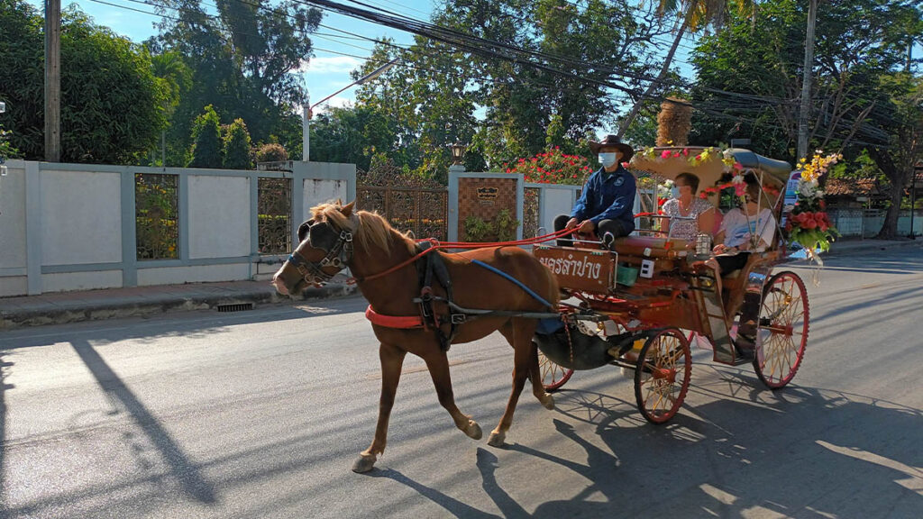 Calesa tradicional circulando por una calle de Lampang, en el norte de Tailandia