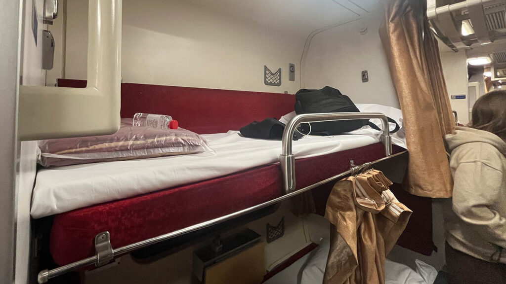 Litera en un tren nocturno en Tailandia con cama y cortina individual