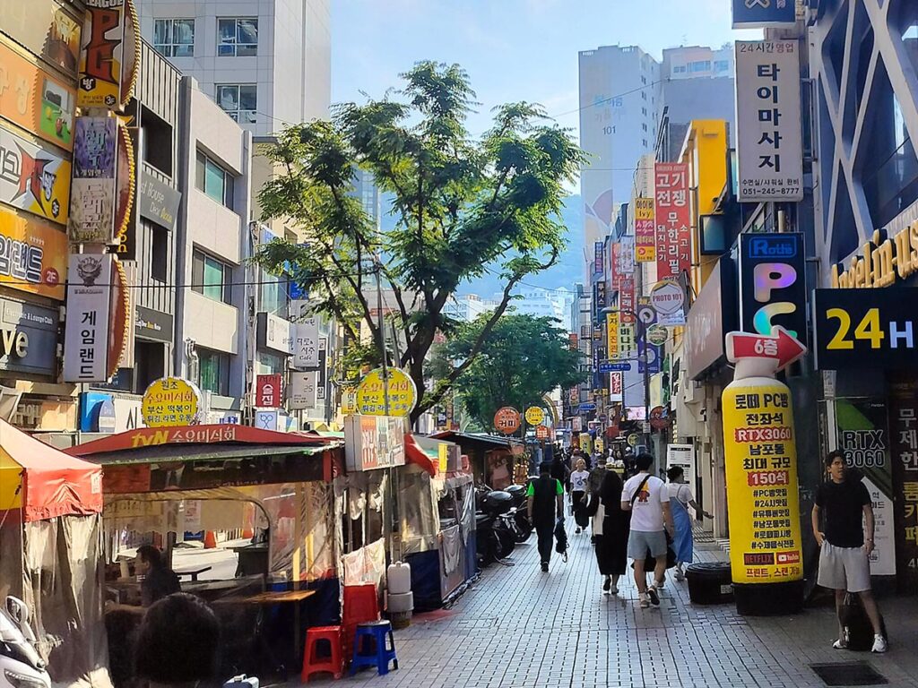 Calle comercial animada de Busan en un día de verano en Corea del Sur