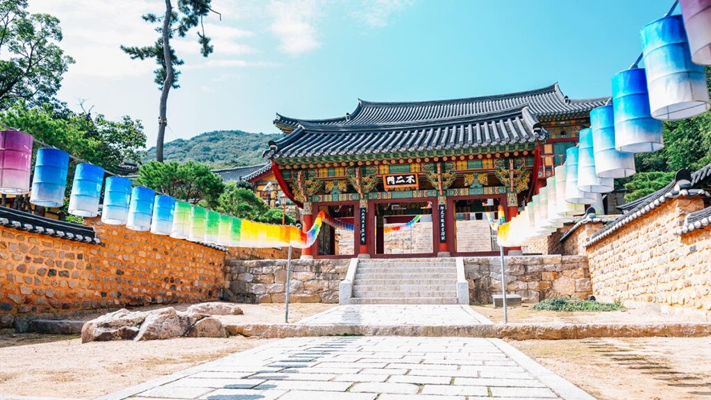 Entrada del templo Beomeosa decorada con faroles de colores en Corea del Sur