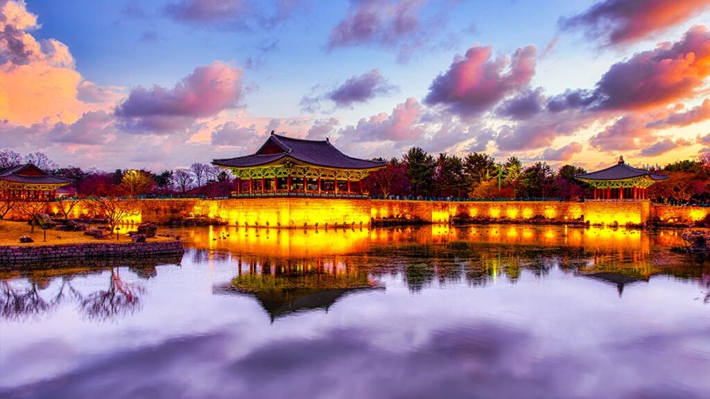Pabellones de Donggung y Wolji reflejados en el agua al atardecer en Gyeongju