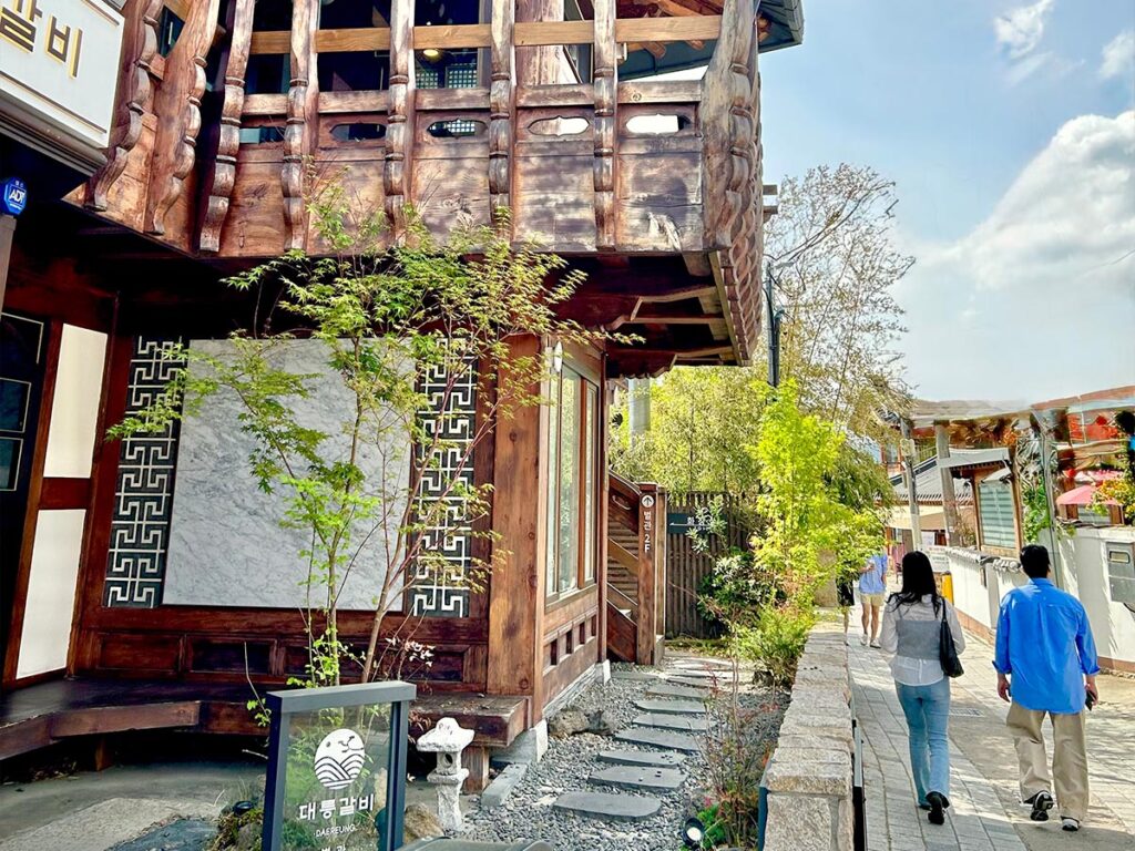 Paseantes en una calle bordeada de casas tradicionales hanok en Gyeongju