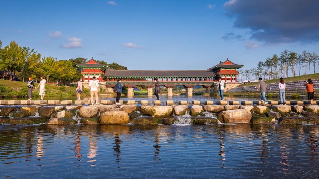 Visitantes cruzando el puente Woljeonggyo sobre el río en Gyeongju