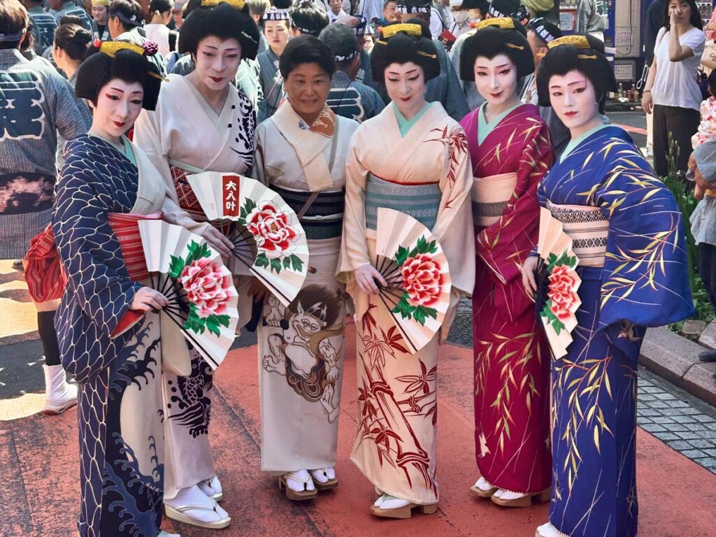 Geisha participando en un matsuri en las calles de una ciudad japonesa