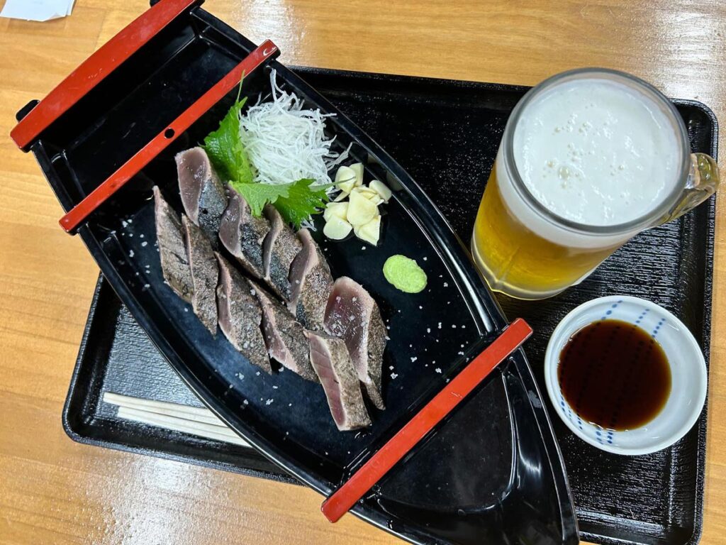 Plato de katsuo tataki servido en un restaurante de la península de Izu en Japón