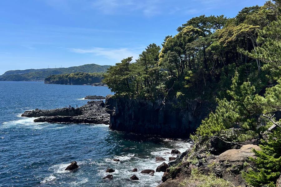Costa rocosa del Jogasaki Nature Trail frente al océano Pacífico en la península de Izu