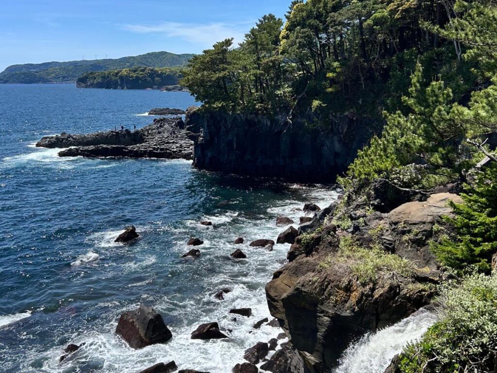 Costa rocosa del Jogasaki Nature Trail frente al océano Pacífico en la península de Izu