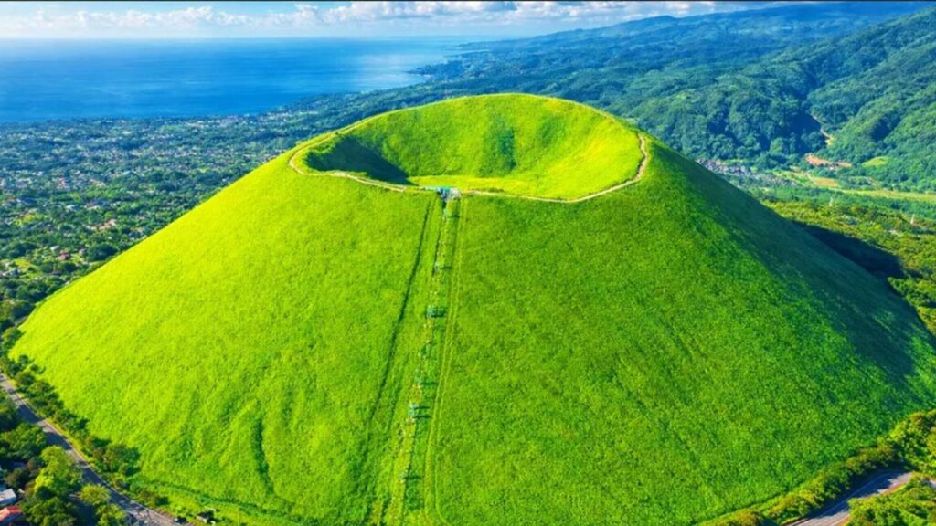Vista aérea del monte Omuro y de su cráter volcánico en la península de Izu