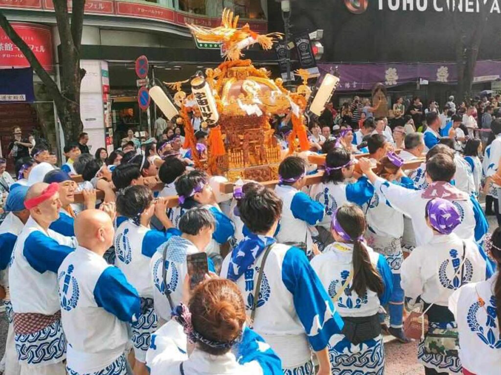 Porteadores transportando un mikoshi durante un matsuri en las calles de Japón