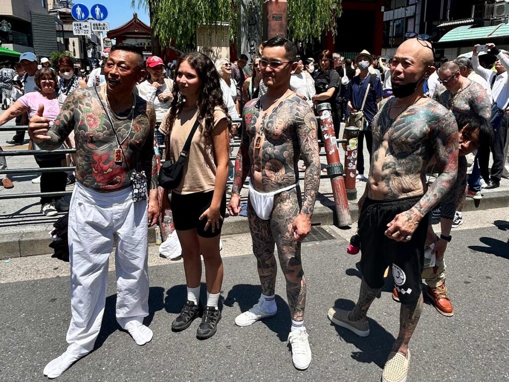 Porteadores tatuados participando en un matsuri tradicional en el barrio de Asakusa, Tokio