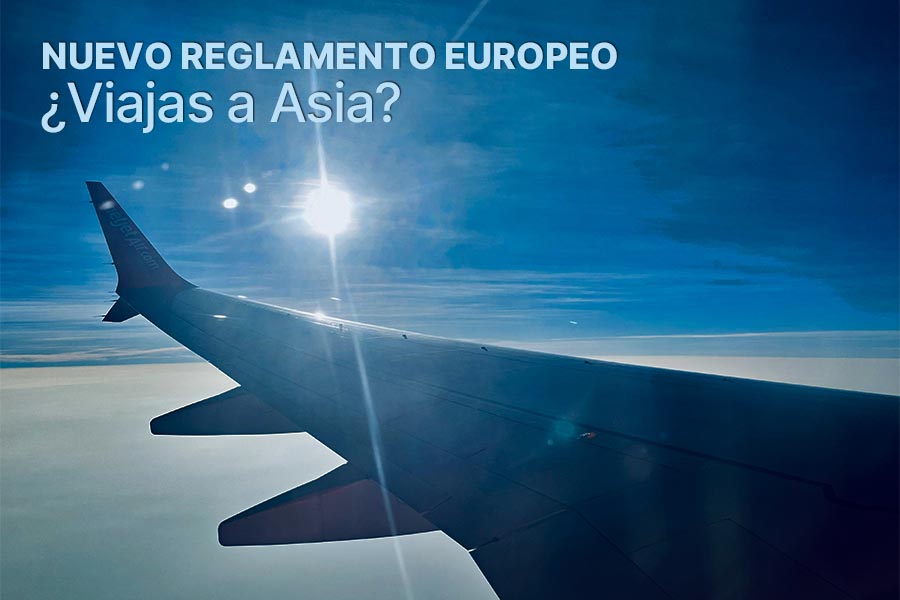 Ala de un avión sobre las nubes que ilustra el nuevo reglamento europeo sobre los derechos de los pasajeros para los vuelos entre Europa y Asia.
