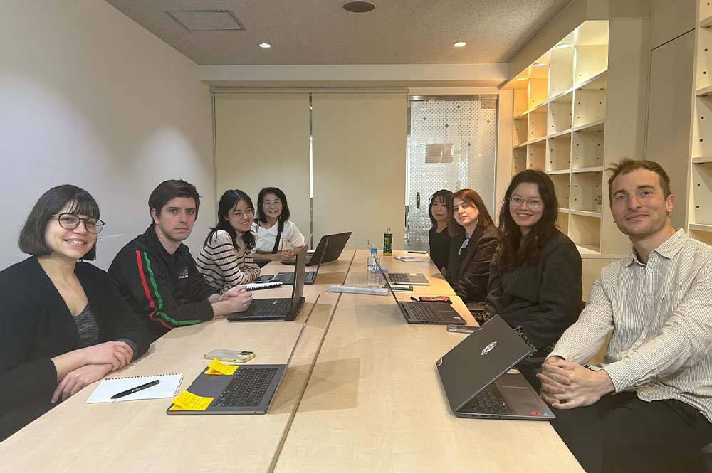 Equipo de Asia My Way reunido alrededor de una mesa en las oficinas de Tokio, Japón.