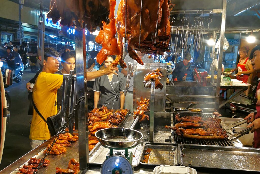 Puesto de parrilladas camboyanas durante un food tour por Phnom Penh