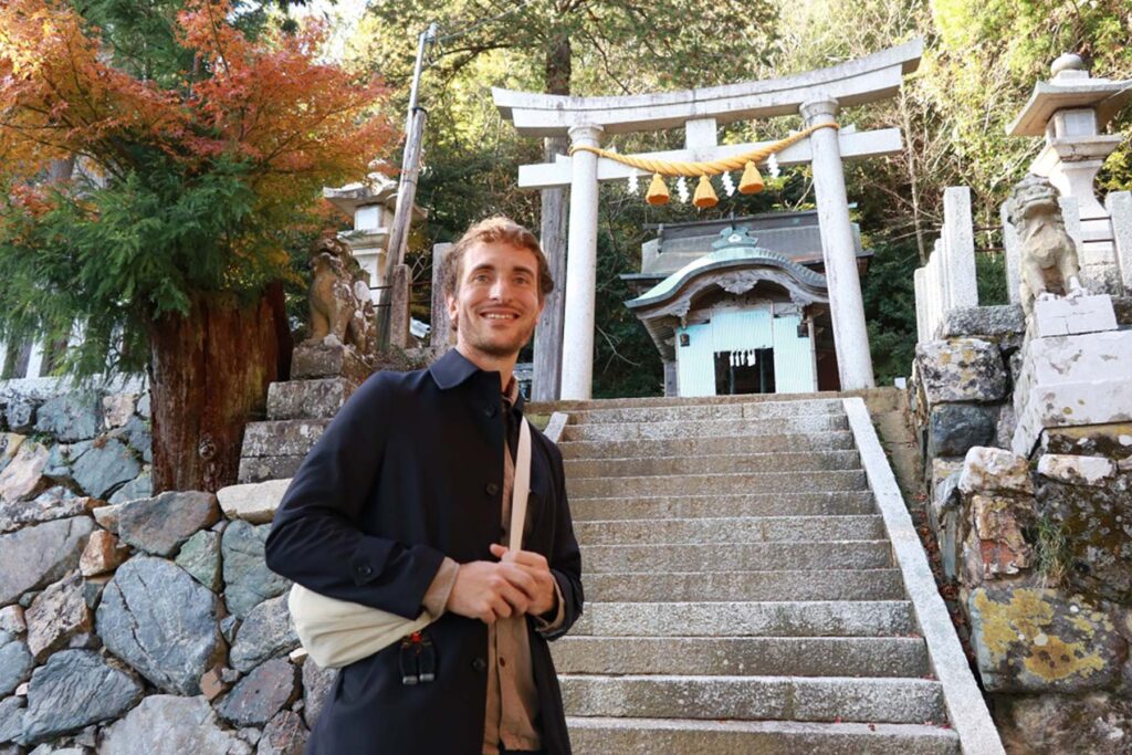 Julien Giry durante un viaje de trabajo sobre el terreno en Japón.