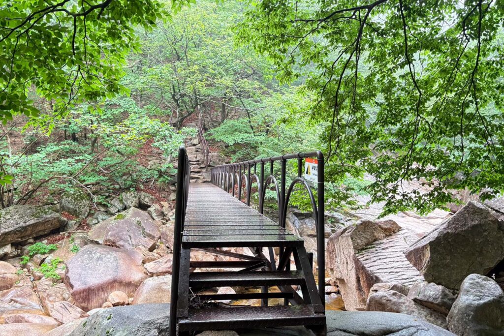 Puente de madera en el sendero que conduce a las cascadas de Biryong, en el Parque Nacional de Seoraksan