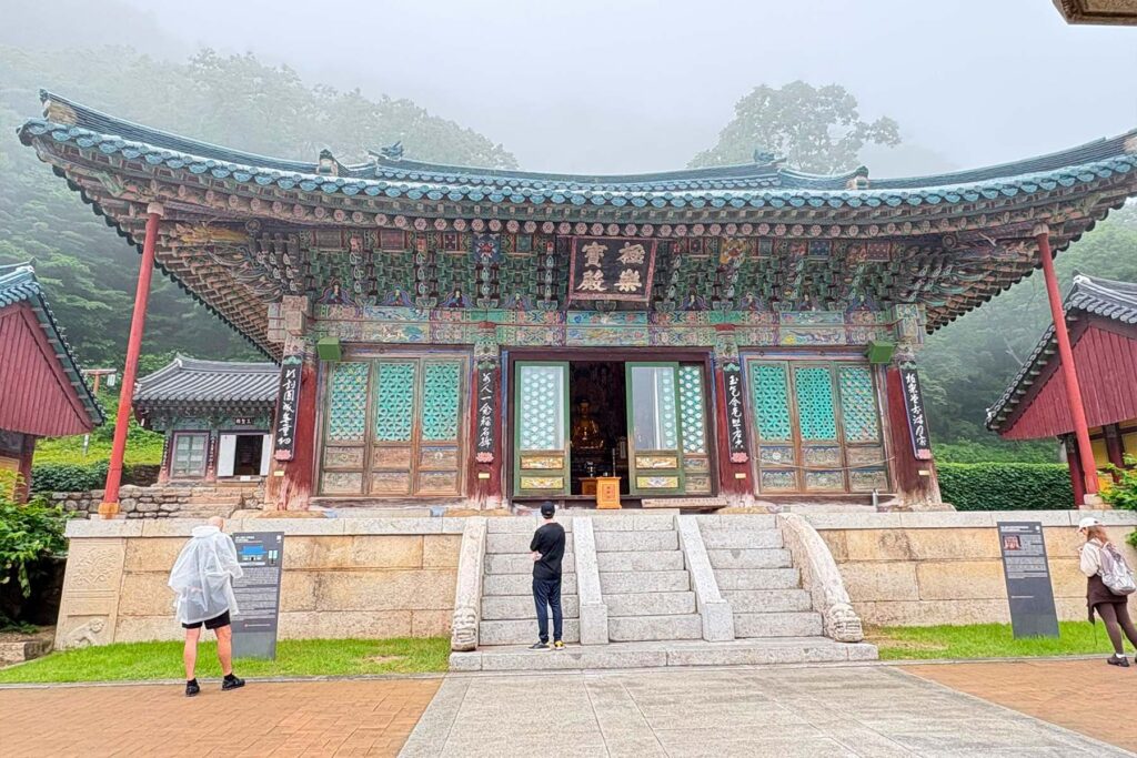 Pabellón ricamente pintado del templo budista de Sinheungsa, en el Parque Nacional de Seoraksan