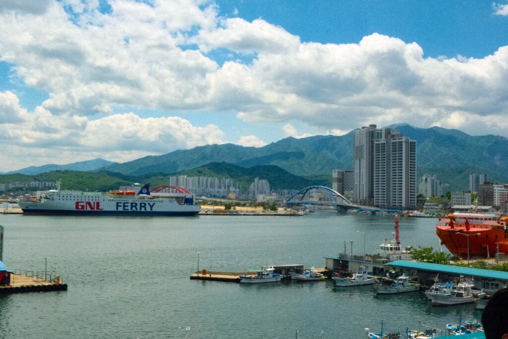 Muelles y barcos en el puerto de Sokcho, con las montañas al fondo