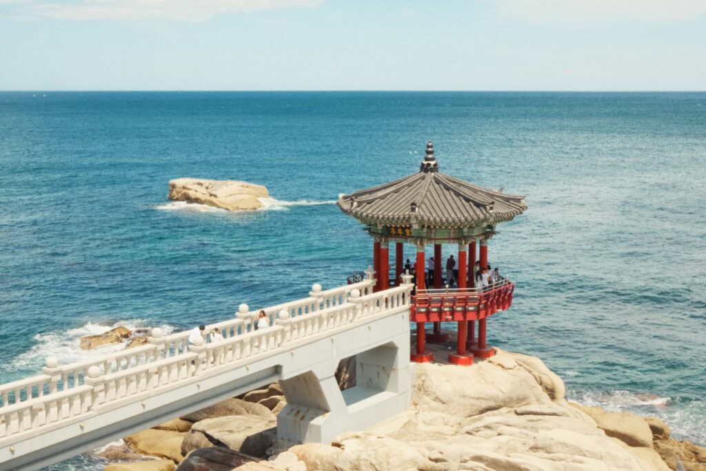 Pabellón de Yeonggeumjeong unido a la costa por una pasarela frente al mar del Este, en Sokcho